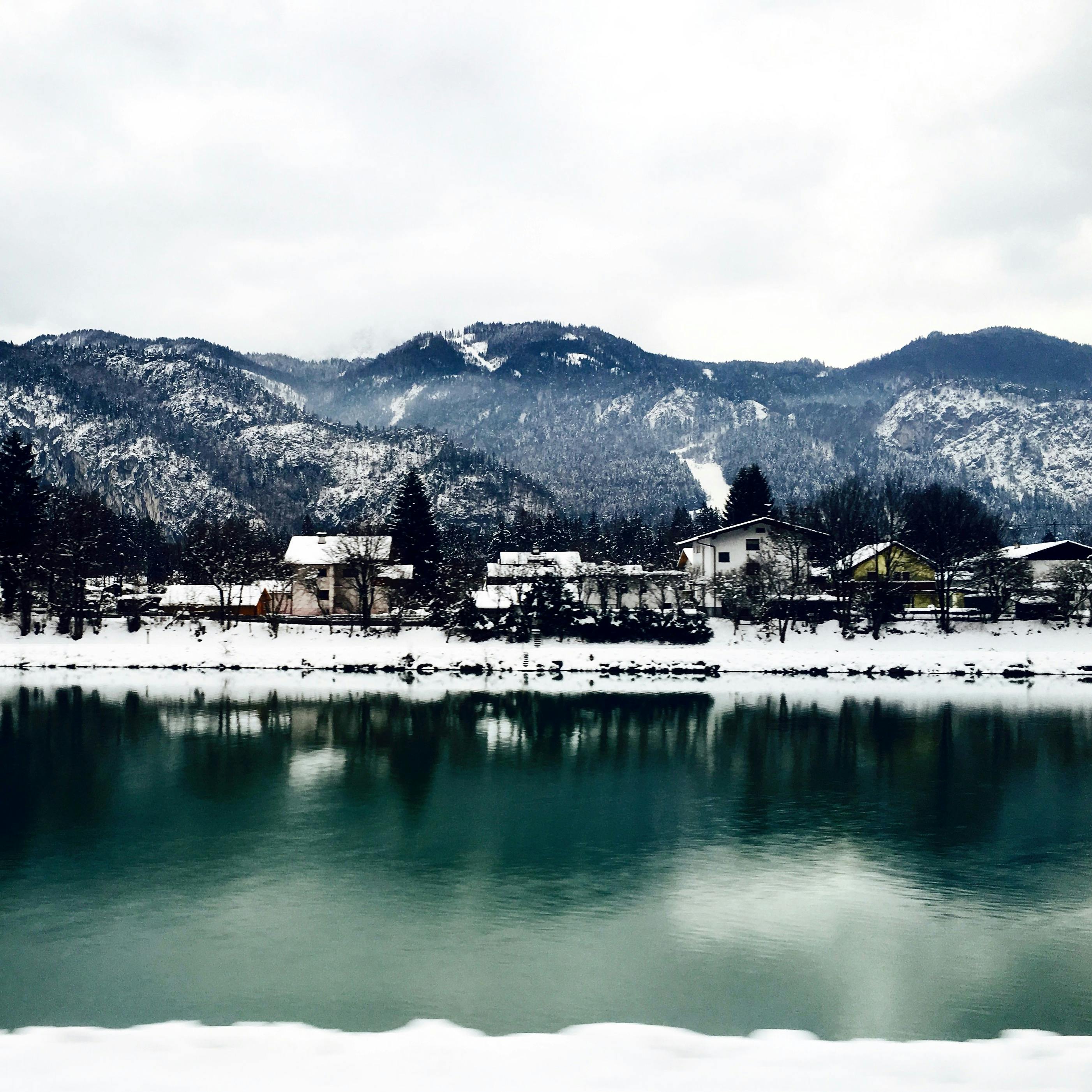 德国基弗斯费尔登的冬日景色如田园诗一般，房屋和群山都被白雪覆盖