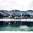 德国基弗斯费尔登的冬日景色如田园诗一般，房屋和群山都被白雪覆盖