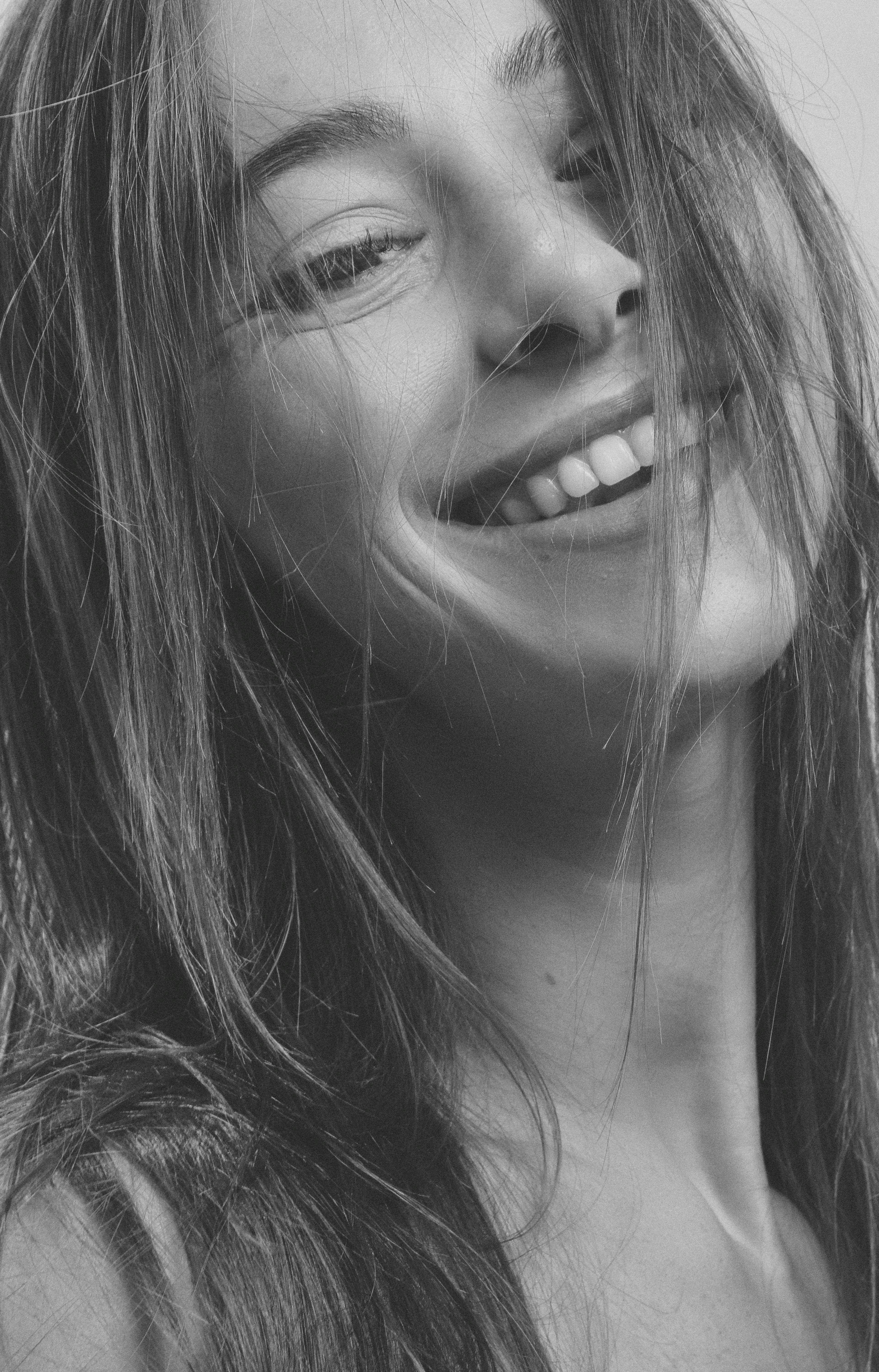 一张基辅女人的单色特写肖像，她面带微笑，留着长发