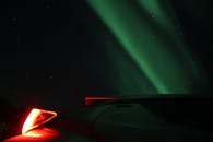 在挪威的夜空下开车体验北极光