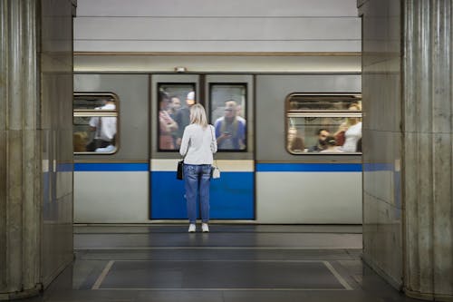 免费 地鐵月臺, 地鐵站, 女人 的 免费素材图片 素材图片