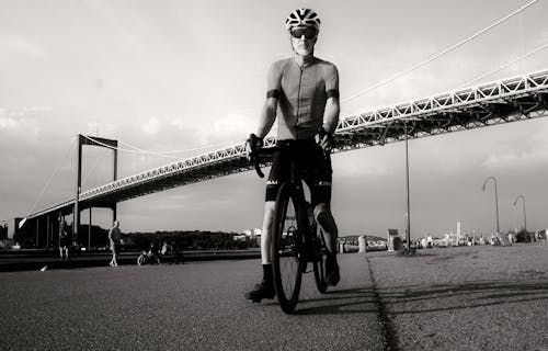 Foto profissional grátis de bicicleta, ciclista, escala de cinza