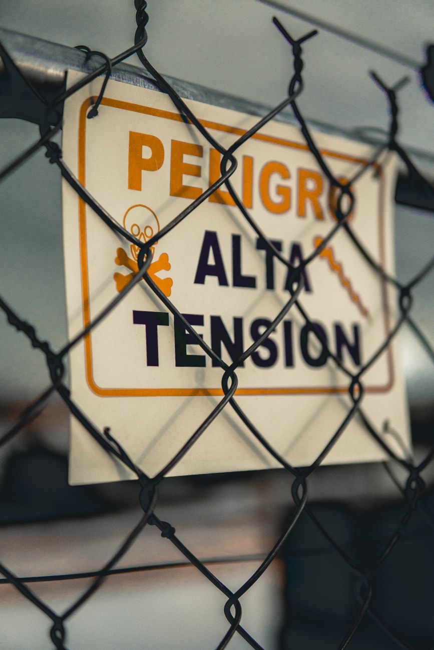 Señales de Advertencia de Peligro: Identificación y Significado para el Examen de Manejo