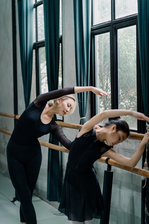 Asian Woman Doing Back Flexibility Exercises Ballet Barre fotos, imagens de  © inside-studio #643886042