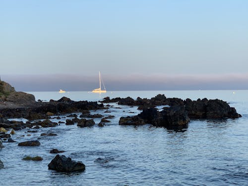 地平線, 岩石層, 帆船の無料の写真素材