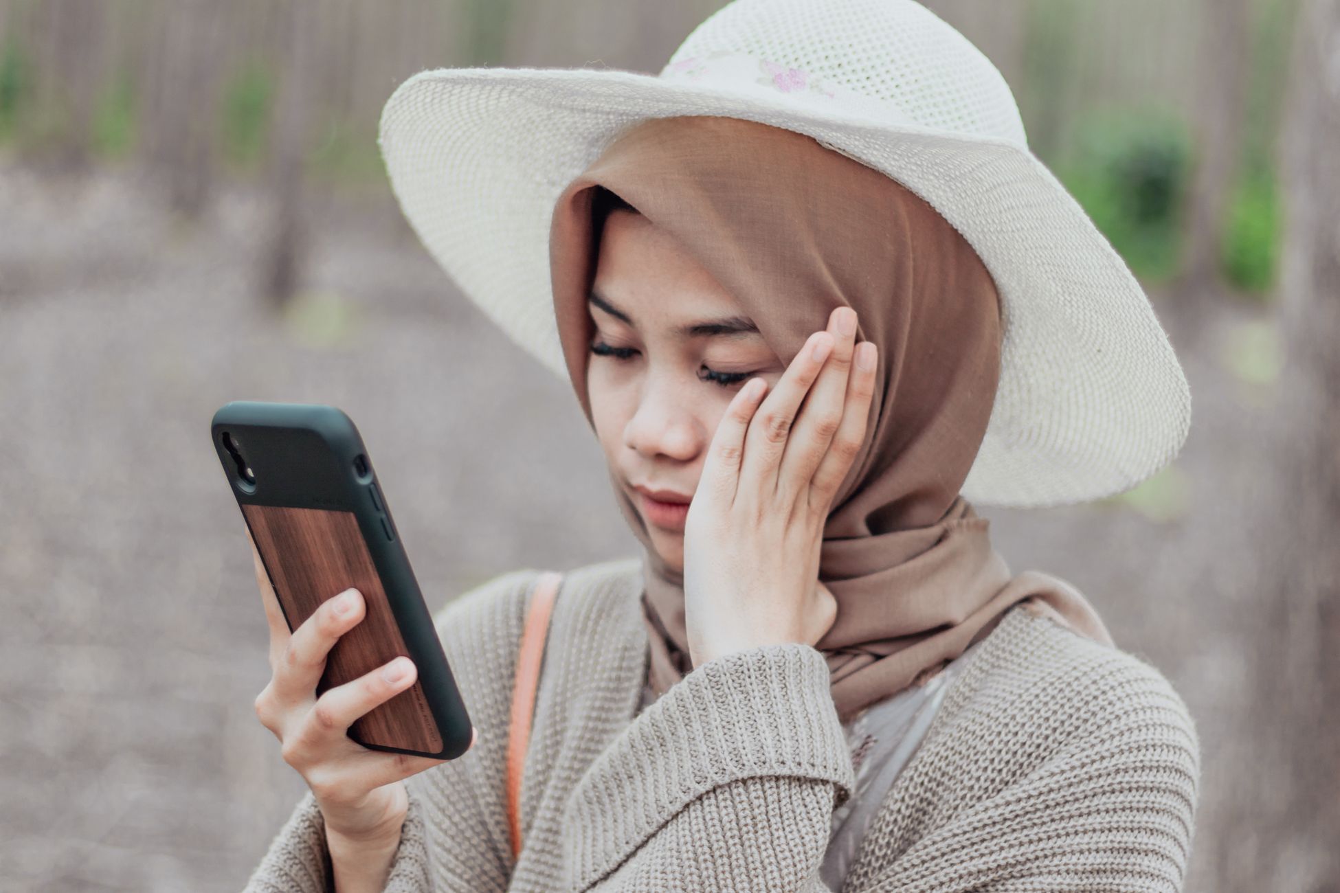 Vrouw met bijna perfecte ogen kan telefoon niet zien door visuele beperking