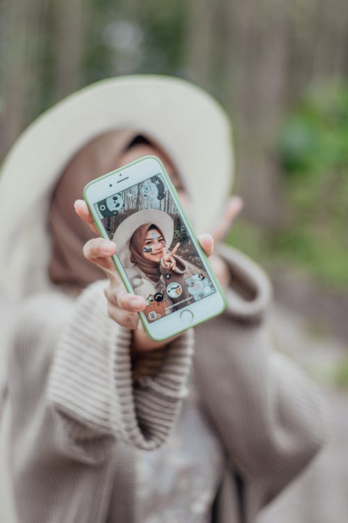 Free Woman Showing Her Smartphone Stock Photo