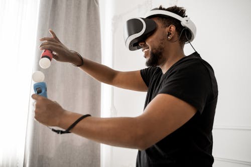 Free Man in Black Crew Neck T-shirt Wearing White and Black Vr Goggles Stock Photo