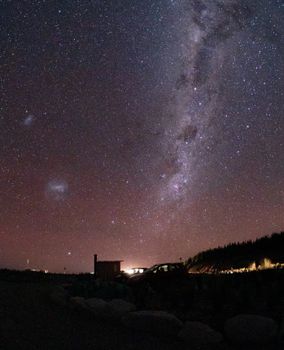 探索新西兰坎特伯雷令人惊叹的星空，这里以银河系和麦哲伦星云为特色