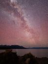 新西兰坎特伯雷的普卡基湖，展现着山脉、湖水与银河交相辉映的壮丽景色