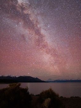 新西兰坎特伯雷的普卡基湖，展现着山脉、湖水与银河交相辉映的壮丽景色