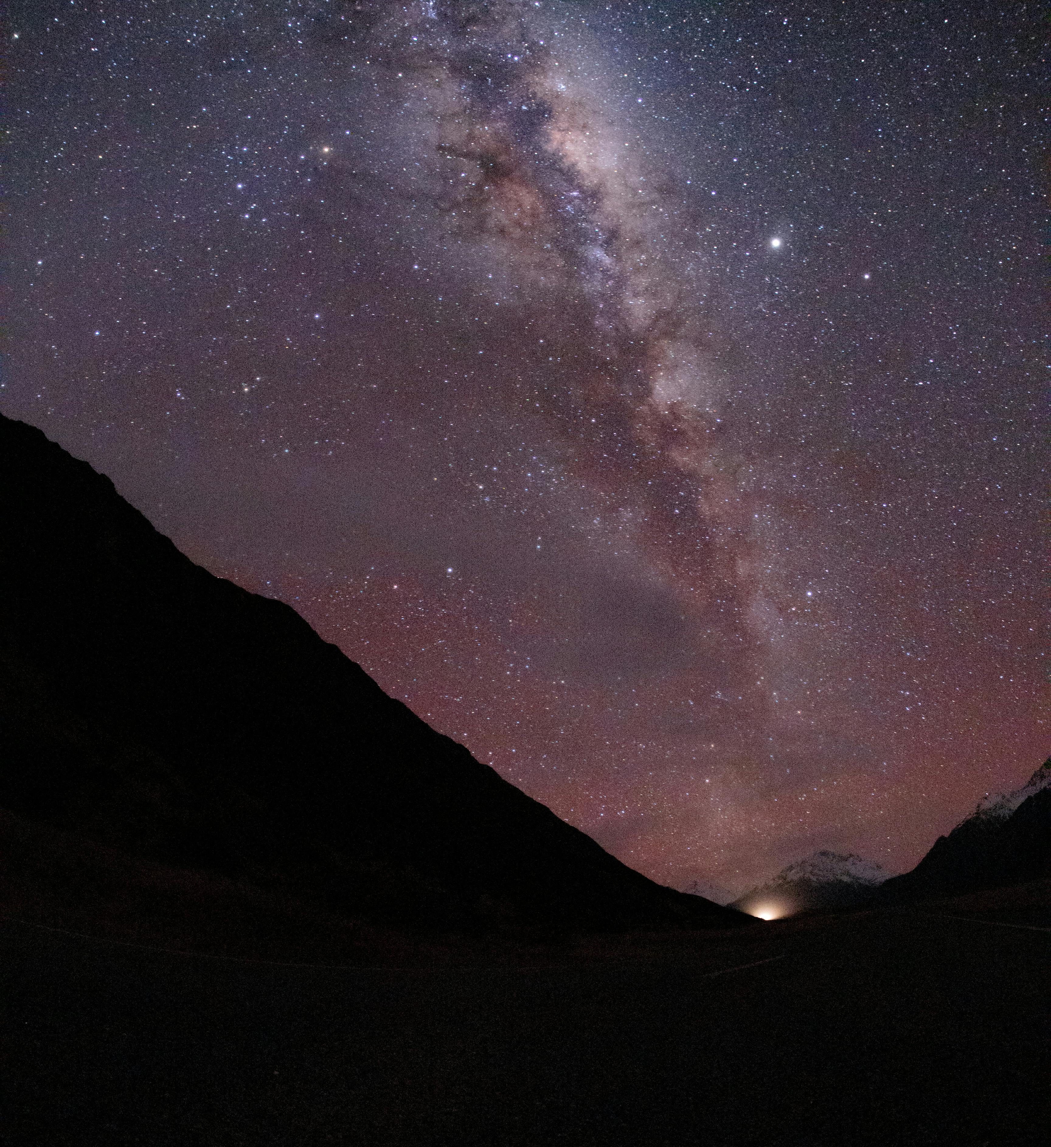 在新西兰坎特伯雷的山区，可以欣赏到银河系的壮丽景色