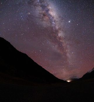 在新西兰坎特伯雷的山区，可以欣赏到银河系的壮丽景色