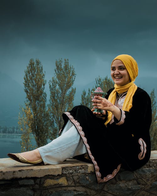 Kostnadsfri bild av hijab, kvinna, leende