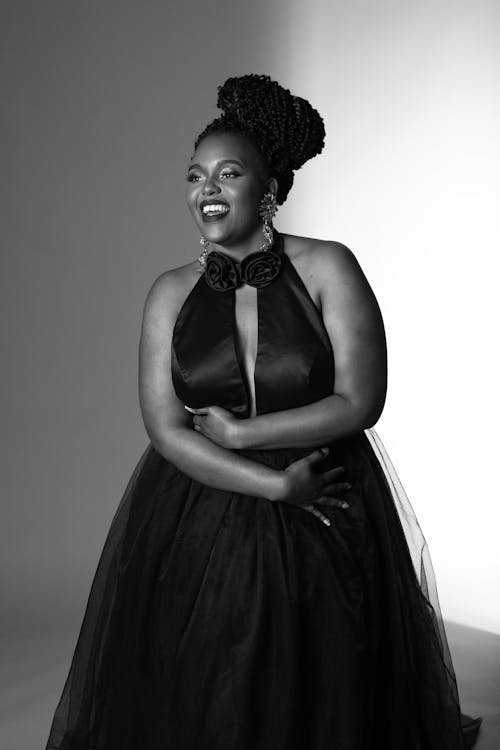 Ilmainen kuvapankkikuva tunnisteilla afroamerikkalaiset naiset, harmaasävyt, hymyily