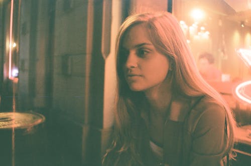 Darmowe zdjęcie z galerii z film 35 mm, kobieta, neon