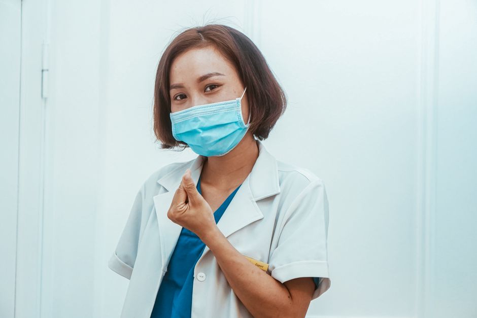 業界別のマスク事情を解説するイメージ。医療・介護業界ではマスク着用が推奨される