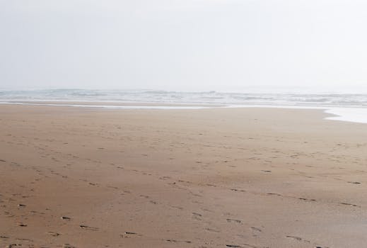 在多云的天空下，海浪拍打着宁静的海滩，景色非常适合放松