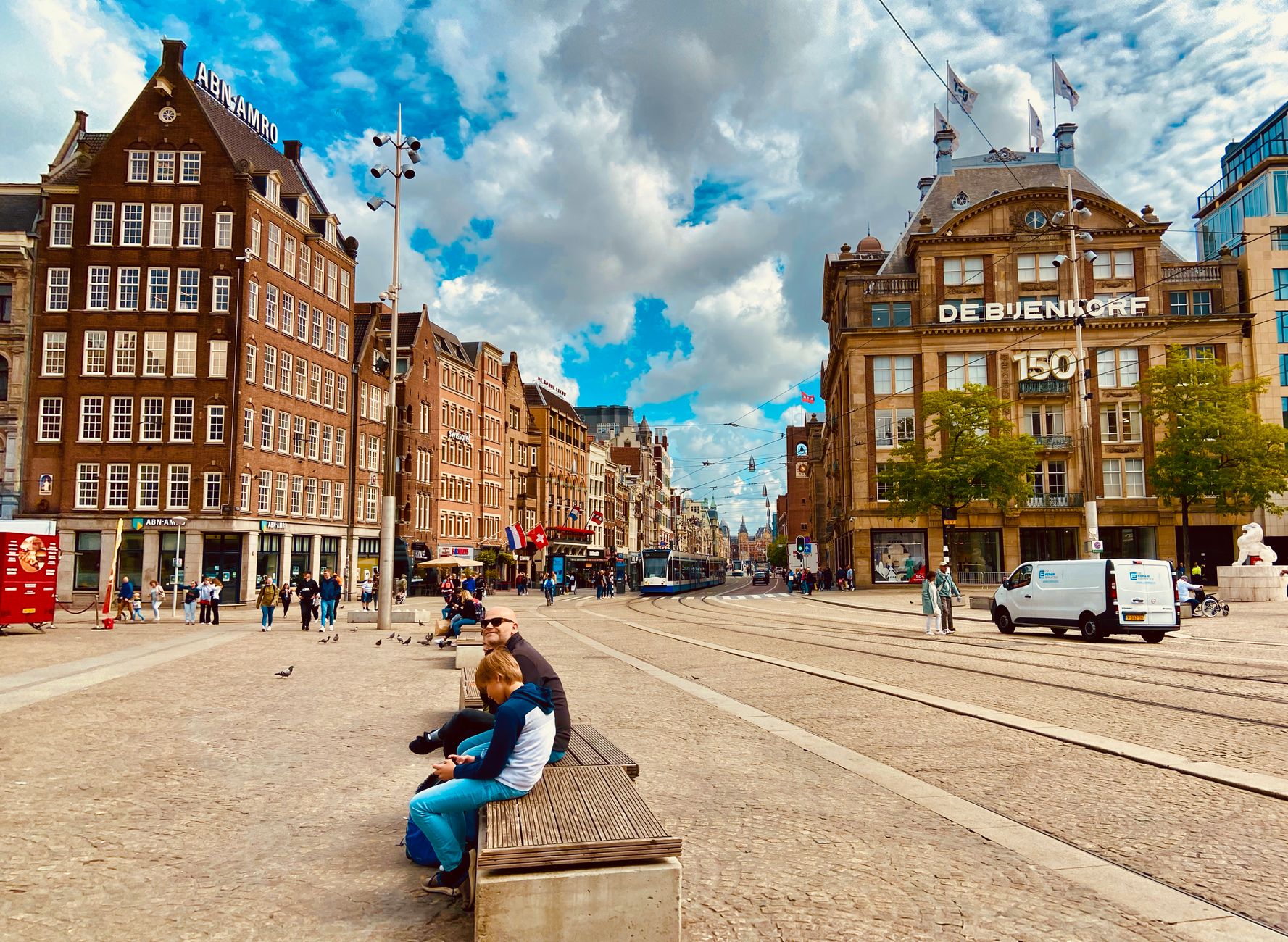 Amsterdam'da sokakta uyuyan bir kişi