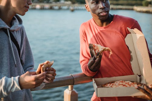 Cultivo Diversos Hombres Comiendo Pizza Sabrosa En Terraplén