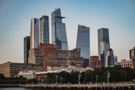 晴朗的夜空中，曼哈顿哈德逊码的现代摩天大楼矗立着