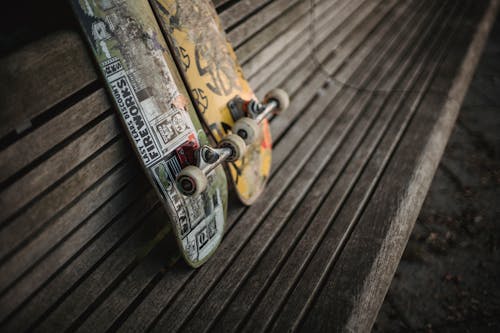 Gratis Bangku Kayu Dengan Perlengkapan Untuk Skateboard Foto Stok