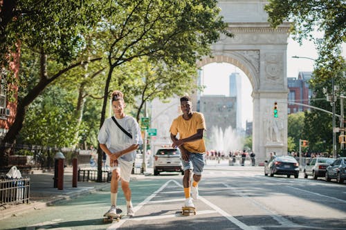 Diversos Amigos Ativos Andando De Skate Nas Ruas Da Cidade