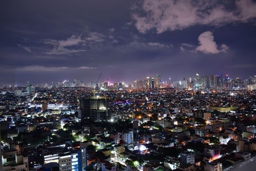 晴朗的夜空中，一个充满活力的城市天际线全景熠熠生辉