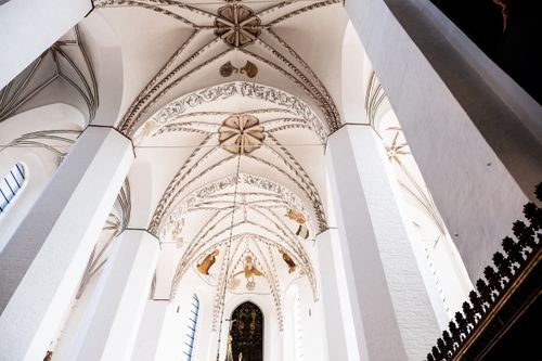 Free Intricate white and gold cathedral interior showcasing dramatic arches and ceilings. Stock Photo