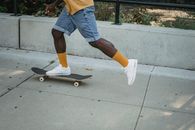 阳光明媚的日子里，一个低角度滑板视图展现了街头风格与运动能量