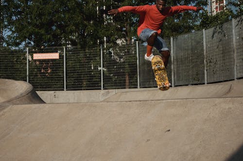 Joven Negro Deportivo Realizando Acrobacias Ollie En Rampa En Skate Park