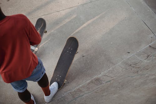 Patinador Afroamericano De Pie Sobre La Carretera Asfaltada En La Calle