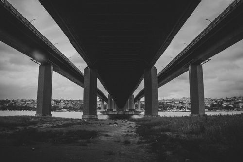 Free A captivating black and white perspective of a bridge in Istanbul over the Bosphorus River. Stock Photo