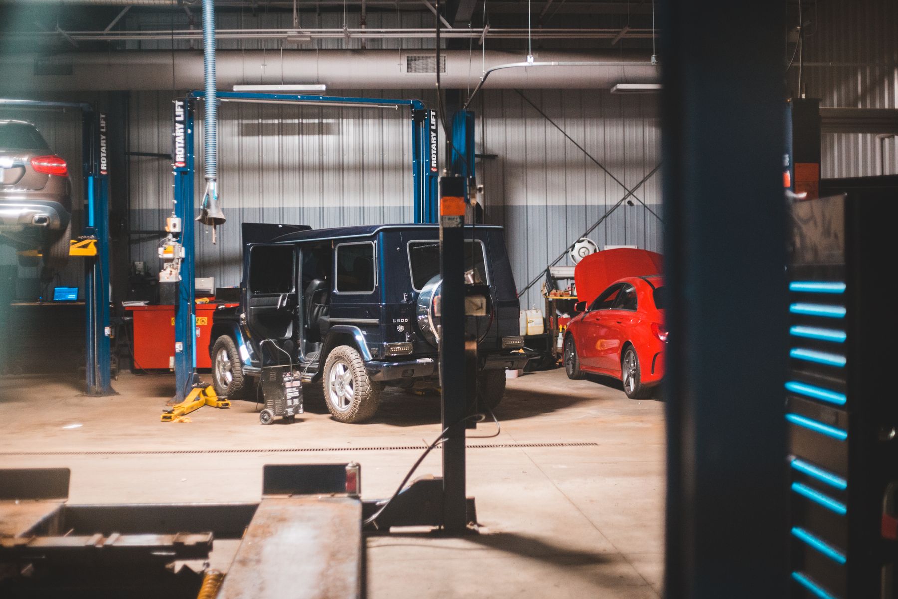 Atelier automobile moderne pour entretien et climatisation