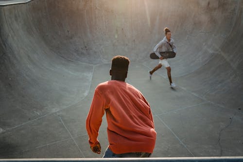 Jovens Multiétnicos Andando De Skate Em Uma Pista De Skate