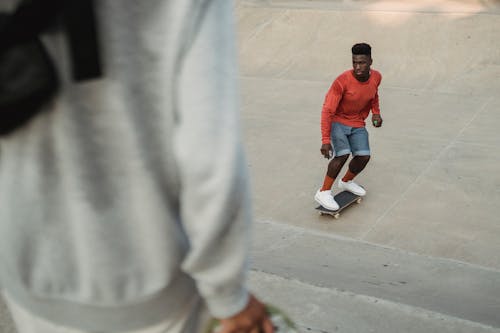 Pria Kulit Hitam Yang Bermain Skateboard Di Taman Skate