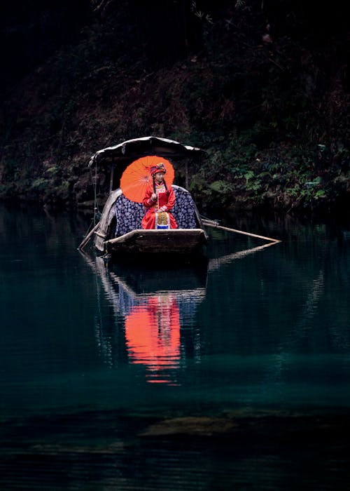 grátis Foto profissional grátis de barco, guarda-chuva, lago Foto profissional