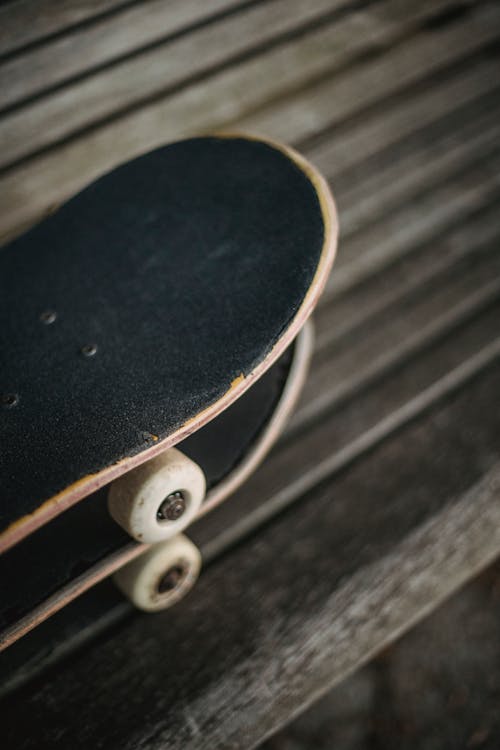 Skateboards Op Houten Bankje In Park