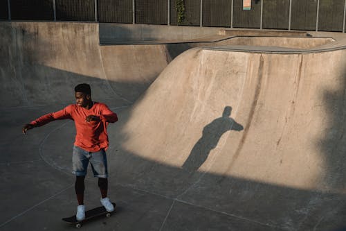 Skater Hitam Di Jalur Ramp Di Taman