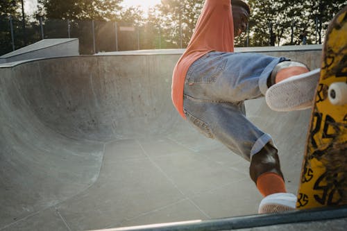 Pemuda Melakukan Trik Skateboard