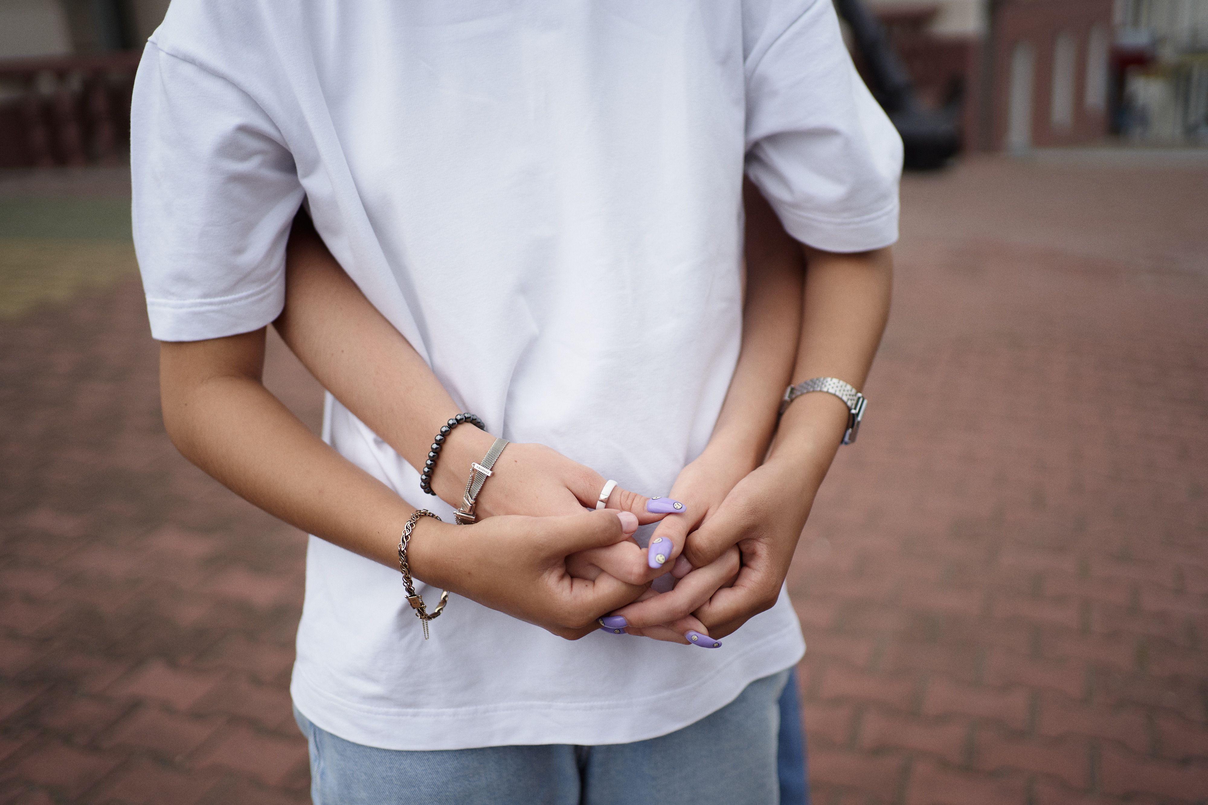 Mavi balıkçı yaka sweatshirt giyen model