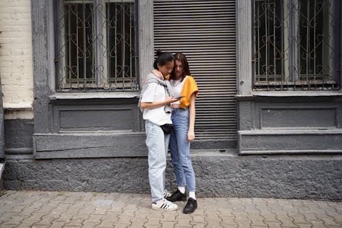 Kostnadsfri bild av gata, interracial par, kärlek