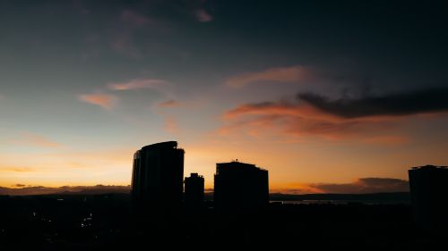 Free Silhouette of city buildings against a vibrant sunset sky, perfect for urban-themed projects. Stock Photo