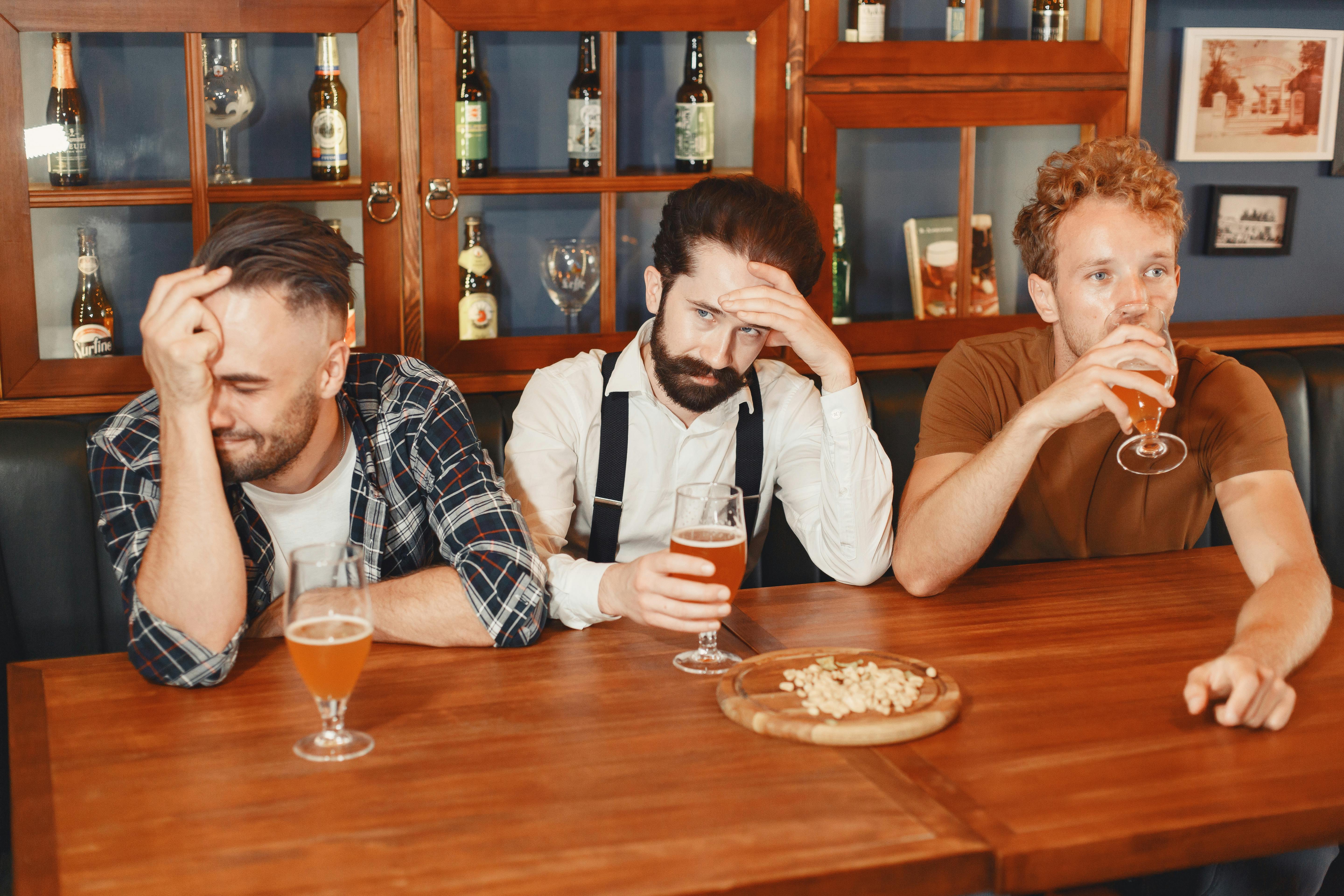 Miễn phí Ảnh lưu trữ miễn phí về áo nỉ, bạn bè, bàn gỗ Ảnh lưu trữ