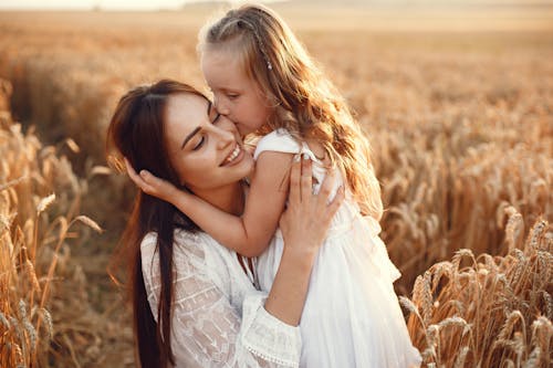 Gratis stockfoto met dochter, knuffelen, kussen