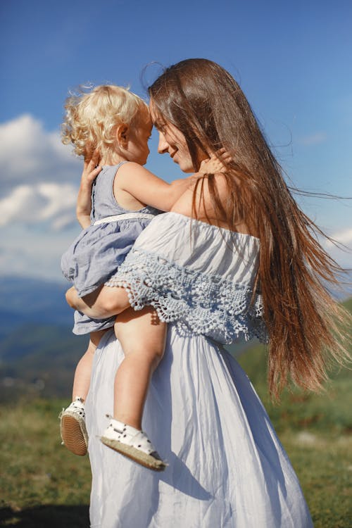Безкоштовне стокове фото на тему «батьки, дитина, довге волосся» стокове фото