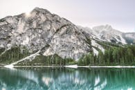 宁静的山景、清澈的湖泊、高大的树木，以及日光下令人惊叹的倒影