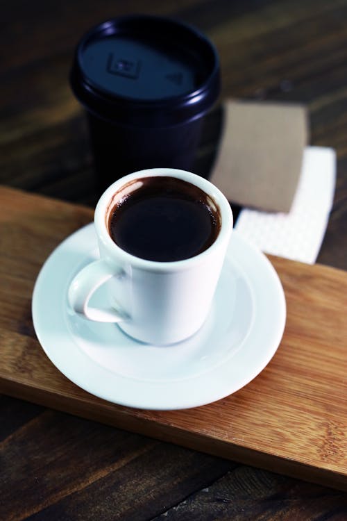 Ücretsiz bir fincan kahve, Fincan, fincan tabağı içeren Ücretsiz stok fotoğraf Stok Fotoğraflar