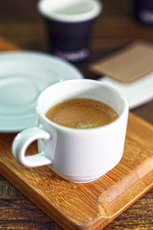 bir fincan kahve, Fincan, içecek içeren Ücretsiz stok fotoğraf
