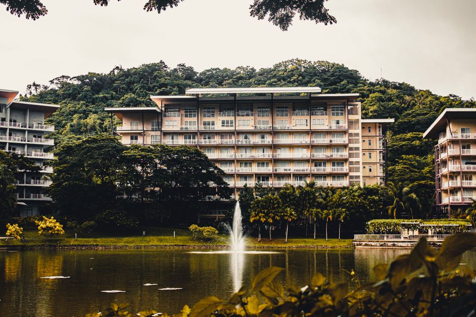 Baur au Lac: Hotel de luxo com vista para o Lago Zurique e jardins exuberantes.